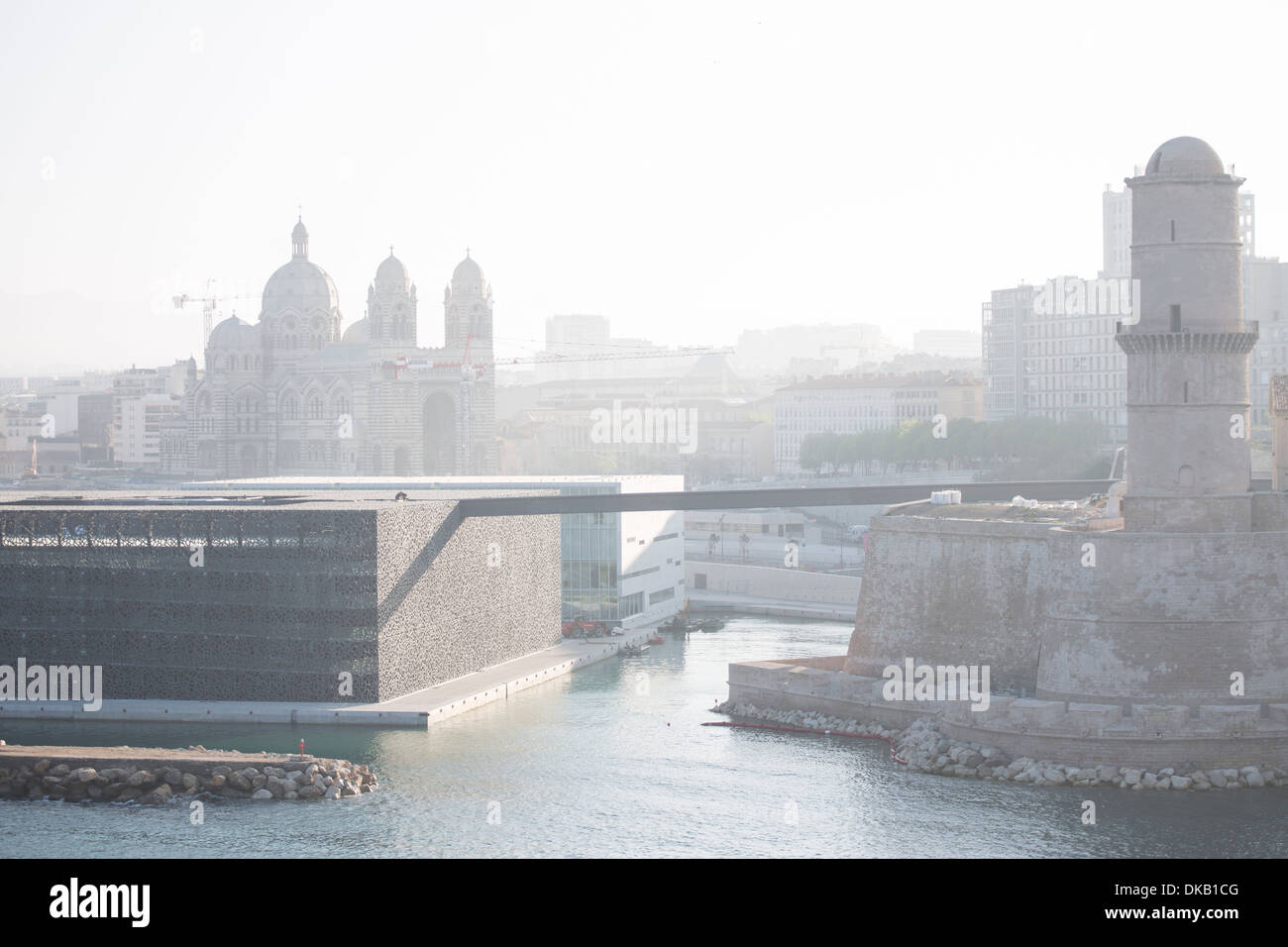 Kathedrale, Fort und MuCEM Gebäude, Hafen von Marseille, Frankreich Stockfoto