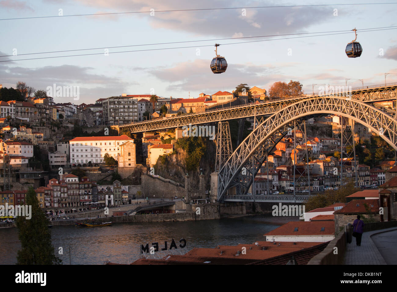 Seilbahnen über Fluss mit Brücke, Porto, Portugal Stockfoto
