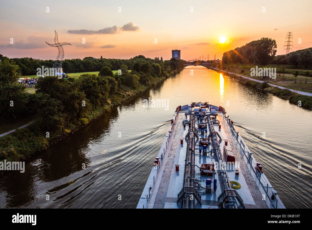 Frachtschiff auf eine Binnenkanalmündung. Rhein-Herne-Kanal verbindet die Wasserstraße Rhein einige Binnenhäfen in der Bundesrepublik Deutschland. Stockfoto