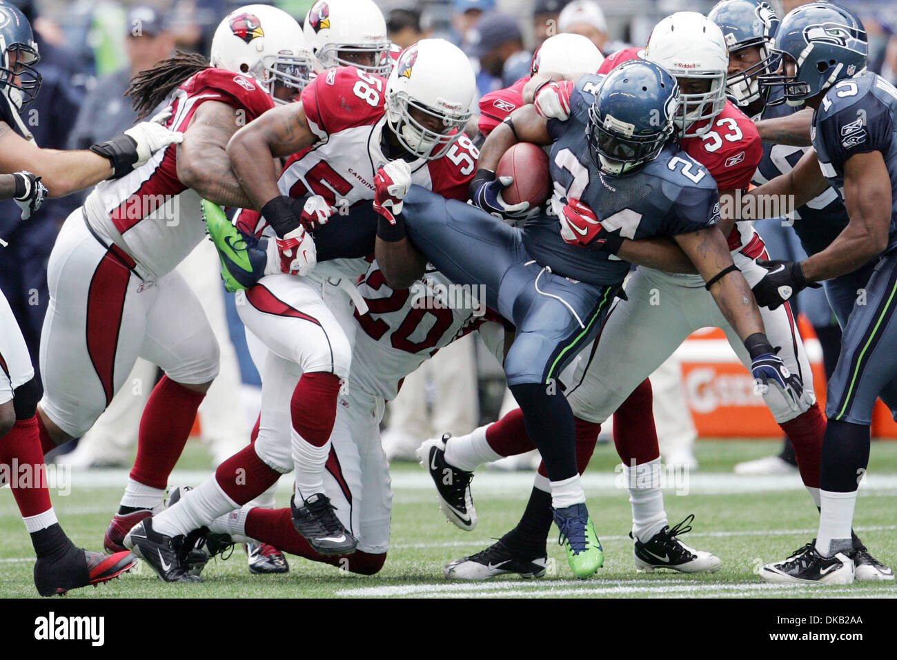 25. September 2011 - Seattle, Washington, USA - Arizona Cardinals Spieler Daryl Washington (58) und Clark Haggans (53) konvergieren für eine Bande Tackle in einem NFL-Spiel gegen die Seattle Seahawks in CenturyLink Field in Seattle, Washington.  Die Seahawks gewannen das Spiel 13-10. (Kredit-Bild: © gen Lower/Southcreek Global/ZUMAPRESS.com) Stockfoto