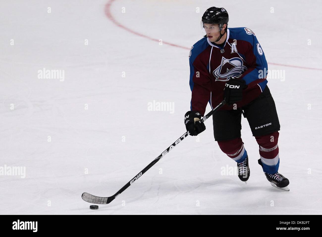 25. September 2011 - steuert Denver, Colorado, USA - Colorado Avalanche Verteidiger Erik Johnson (6) den Puck in der ersten Zeit gegen die Dallas Stars. Der Colorado Avalanche veranstaltet den Dallas Stars im Pepsi Center in Denver, CO. (Credit-Bild: © Jesaja Downing/Southcreek Global/ZUMApress.com) Stockfoto