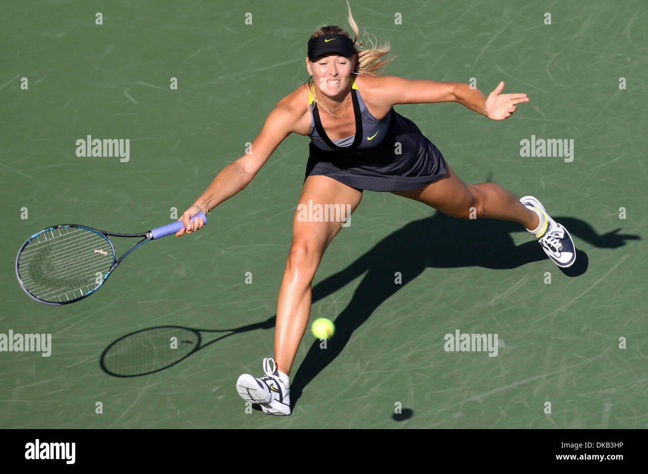 28. September 2011 gibt - Tokyo, Japan - MARIA SHARAPOVA Russlands den Ball gegen J. Goerges Deutschlands während der Pan Pacific Open Tennis-Turnier in Ariake Kolosseum zurück. (Kredit-Bild: © Koichi Kamoshida/Jana Press/ZUMAPRESS.com) Stockfoto