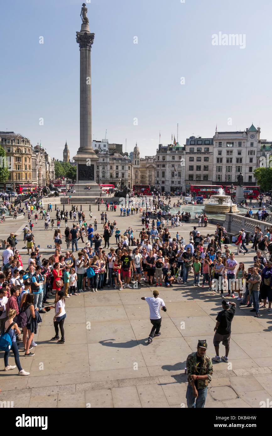 Menschen beobachten Breakdancer auf dem Trafalgar Square, London, UK Stockfoto