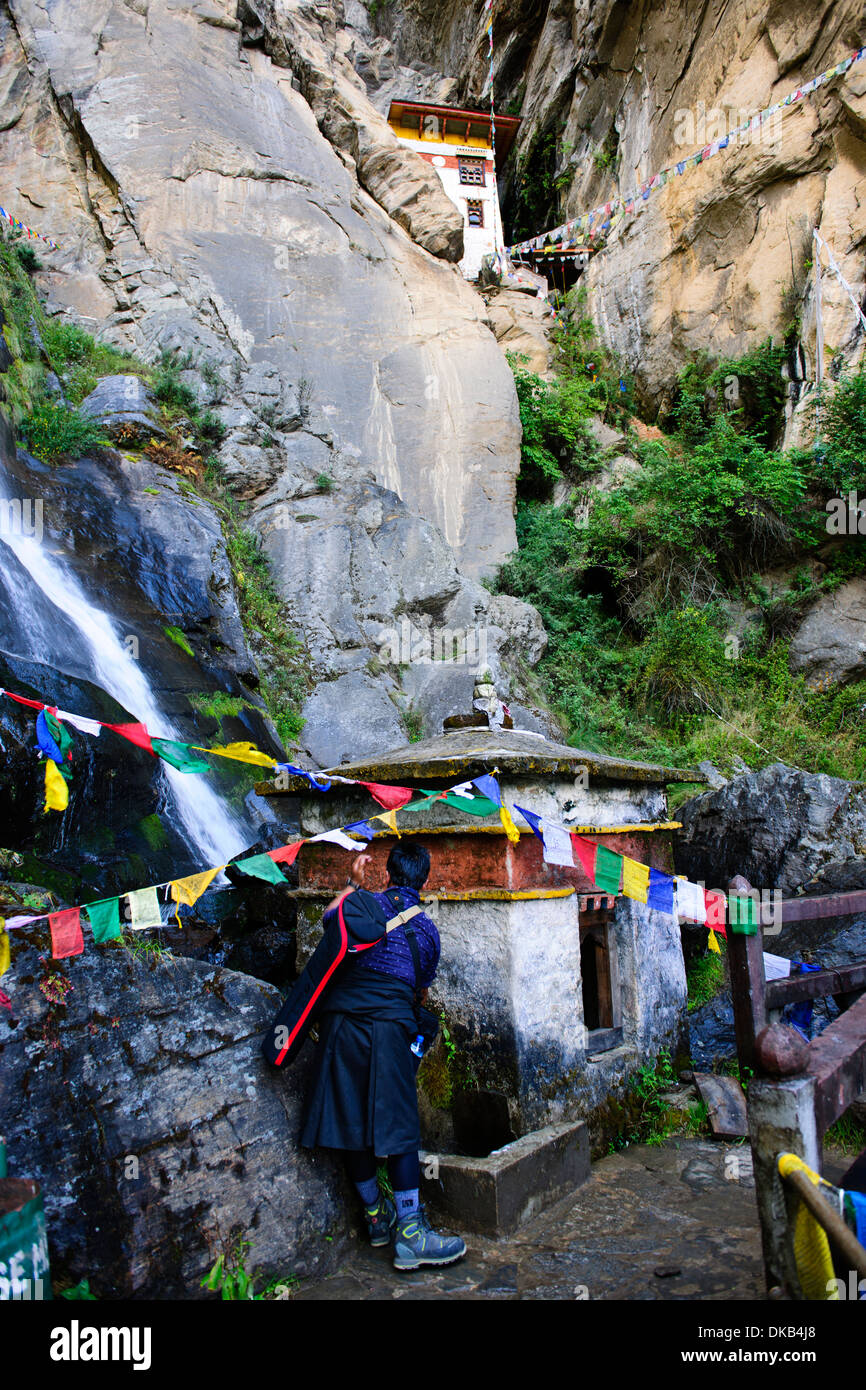 Heiliges Wasser Kaskadierung von oben, der Tiger Nest, 10.180 Fuß hoch, Cliffhanger, buddhistische Pilgerfahrt, sehr heiligen heiligen Ort, paro Bhutan Stockfoto