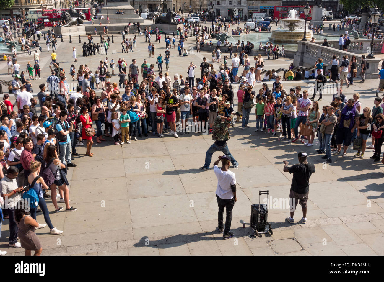 Menschen beobachten Breakdancer auf dem Trafalgar Square, London, UK Stockfoto