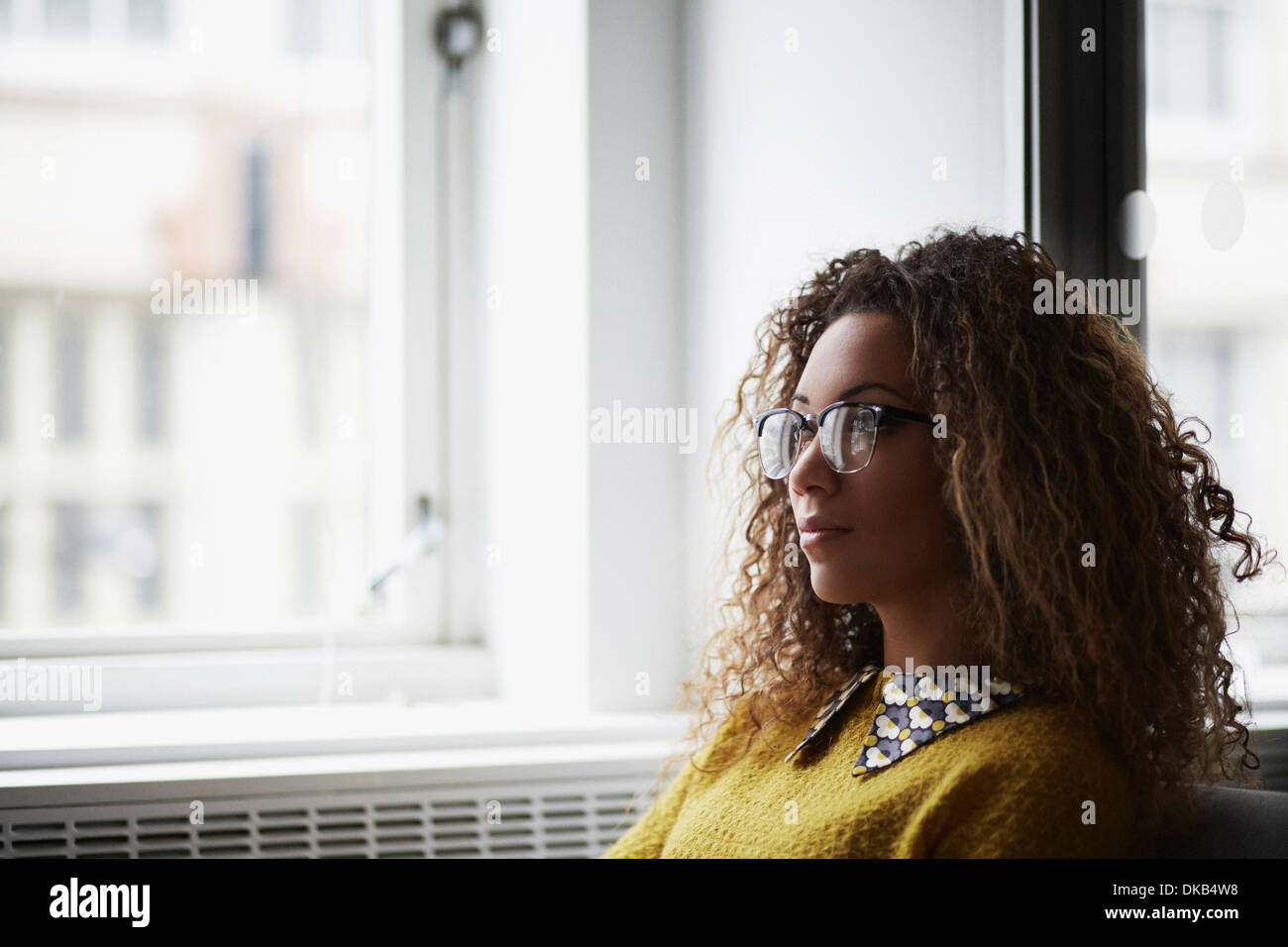 Porträt der weibliche Büroangestellte mit Brille Stockfoto