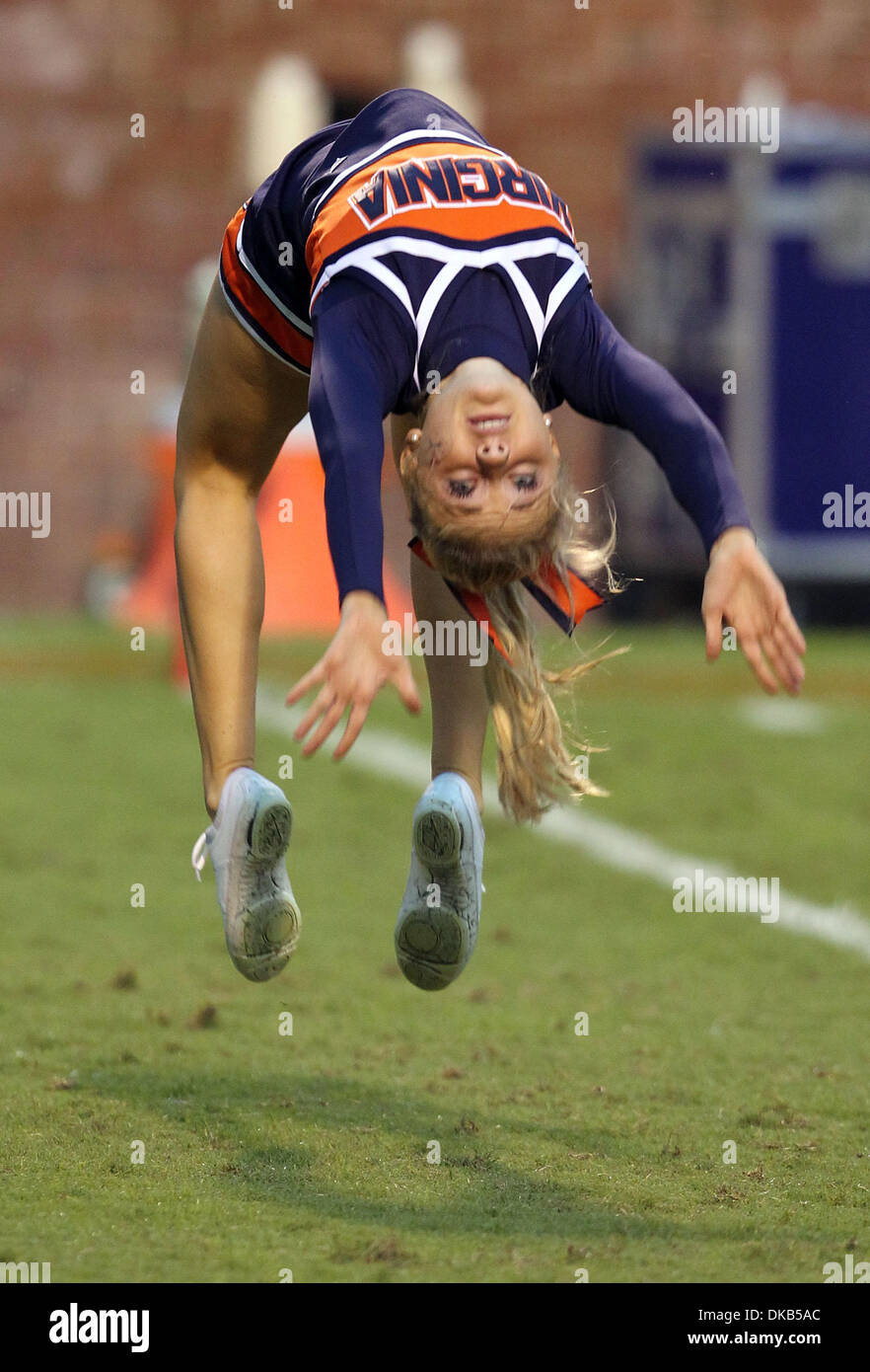 Sept. 24, kehrt 2011 - Charlottesville, Virginia, USA - A Virginia Cavaliers Cheerleader wird während des Spiels am Scott Stadium. Mississippi Adler schlagen Virginia Cavaliers 30-24. (Kredit-Bild: © Andrew Shurtleff/ZUMAPRESS.com) Stockfoto