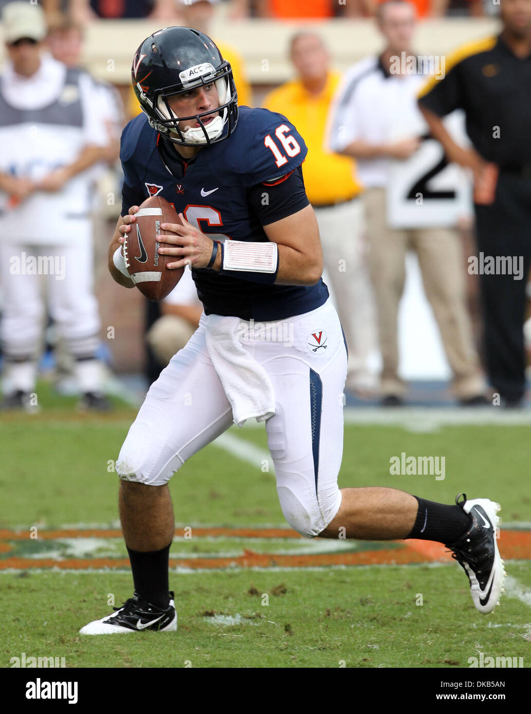 Sep 24, 2011 - Charlottesville, Virginia, Vereinigte Staaten - Virginia Cavaliers quarterback MICHAEL ROCCO (16) während des Spiels am Scott Stadium. Mississippi Adler schlagen Virginia Cavaliers 30-24. (Kredit-Bild: © Andrew Shurtleff/ZUMAPRESS.com) Stockfoto