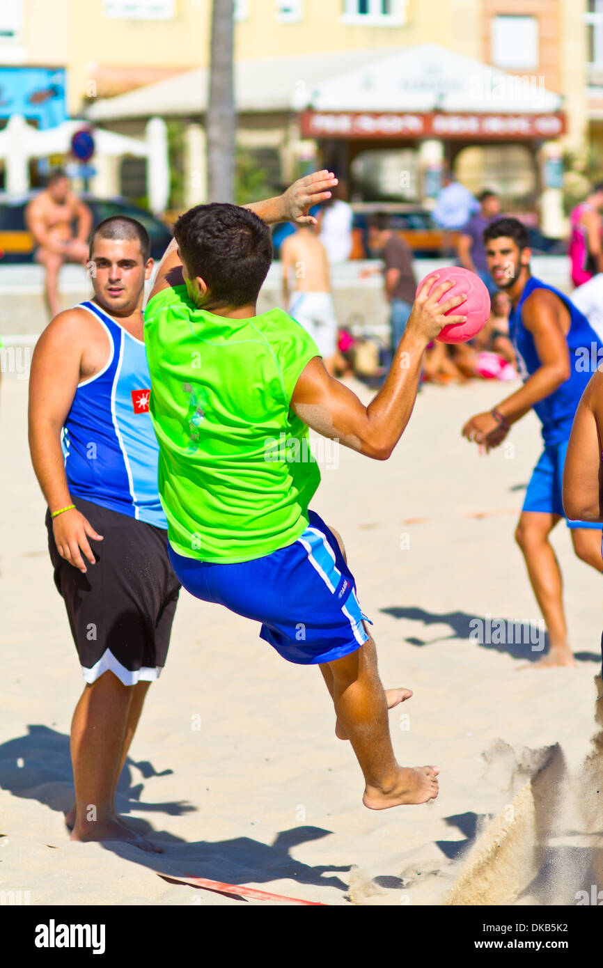Nicht identifizierter Spieler konkurrieren in einem Match zwischen Zonabalonmano.com und BMPY Los Coñetas in der 19. Liga der Beachhandball Stockfoto