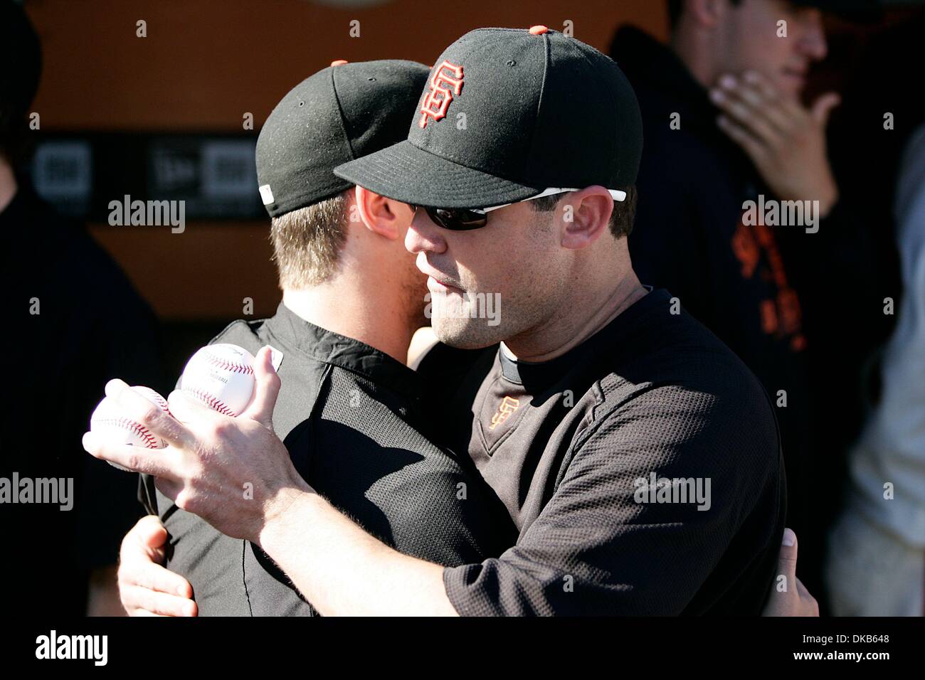 29. September 2011 - San Francisco, Kalifornien, USA - San Francisco Giants linker Feldspieler Pat Burrell (5) sagen seine endgültige Byes für Spieler Folllowing das letzte Spiel der Saison.  Die Colorado Rockies gewinnen das Spiel 6: 3 im letzten Spiel der Saison. (Kredit-Bild: © Dinno Kovic/Southcreek Global/ZUMAPRESS.com) Stockfoto