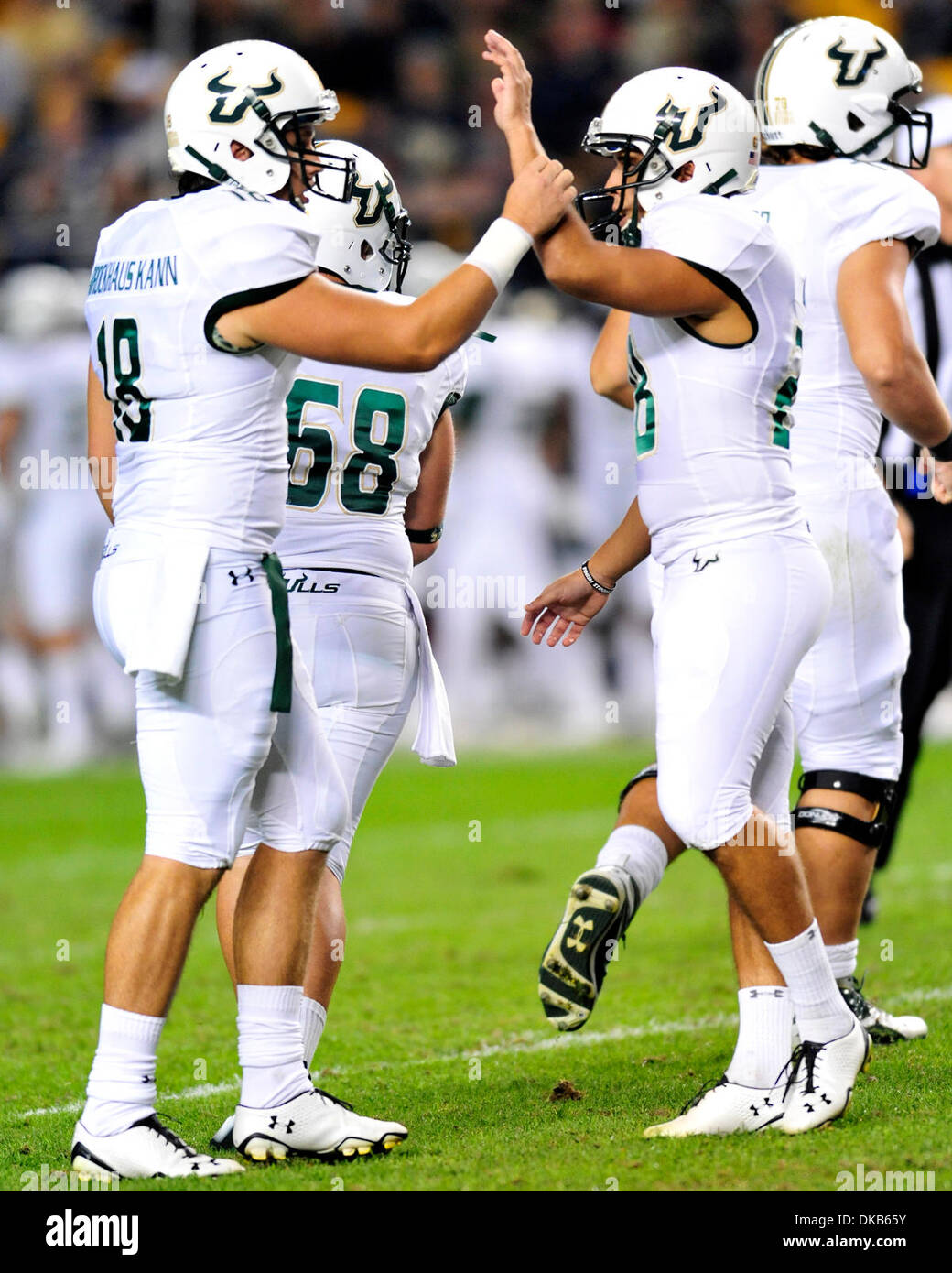 29. September 2011 - Pittsburgh, Pennsylvania, USA - 29. September 2011: USF PK Maikon Bonani (#28) bekommt von seinem Teamkollegen gratulierte und Inhaber Justin Brockhaus Kann nach einem späten 1. Hälfte Field Goal treten die Pittsburgh Panther geschnitten zu 20-17 bei Heinz Field in Pittsburgh Pennsylvania führen. Pittsburgh führt Südflorida 20-17 zur Halbzeit. (Kredit-Bild: © Paul Lindenfelser/Southcreek Global Stockfoto