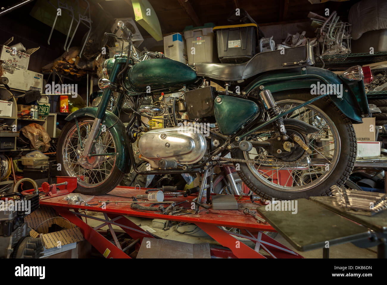 Mechaniker in seiner Garage, die Umwandlung von Gas angetriebene Motorräder zu Bio-Diesel Stockfoto
