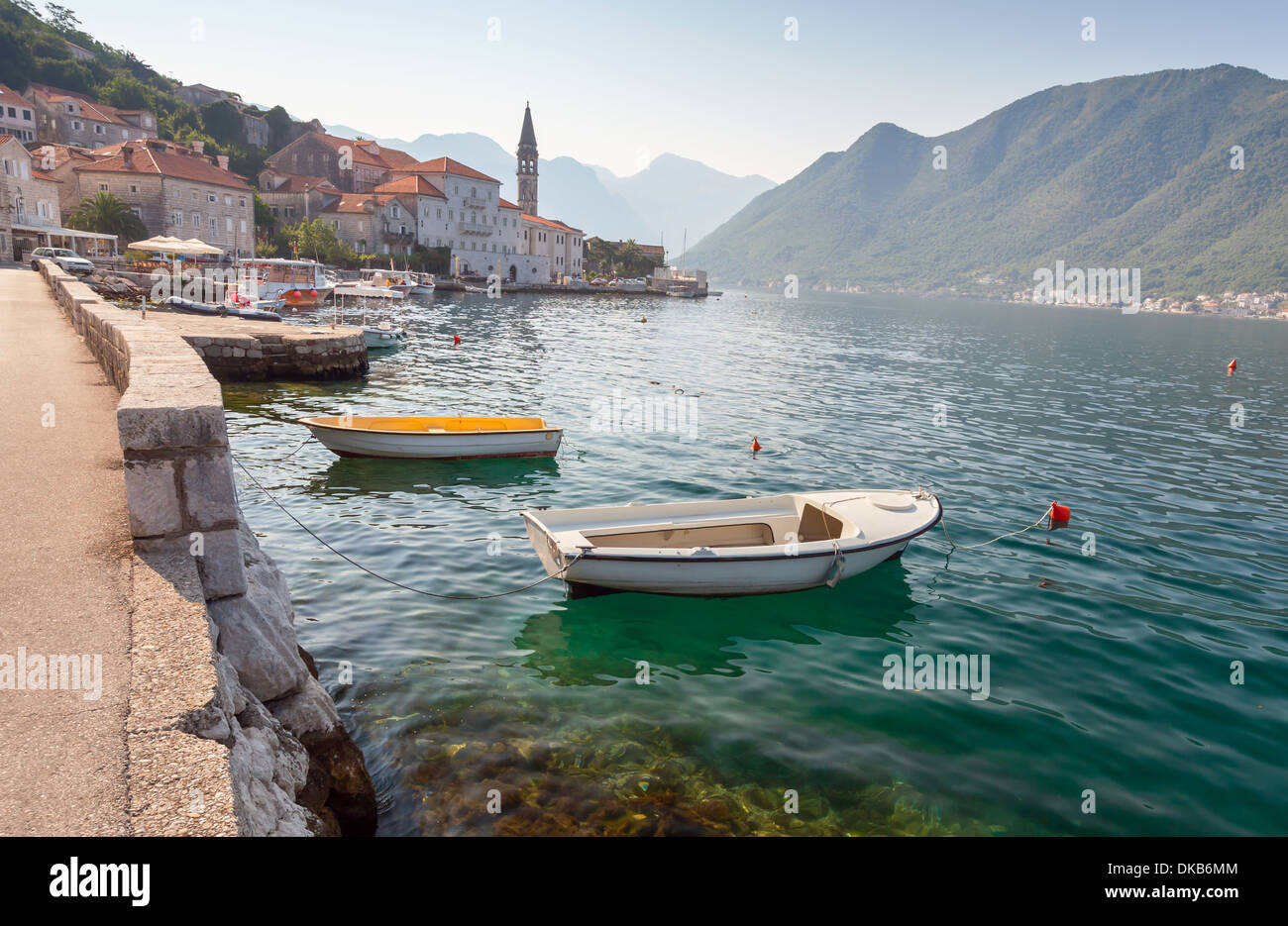 Bucht von Kotor Landschaft mit kleinen Booten. Altstadt Perast, Montenegro Stockfoto