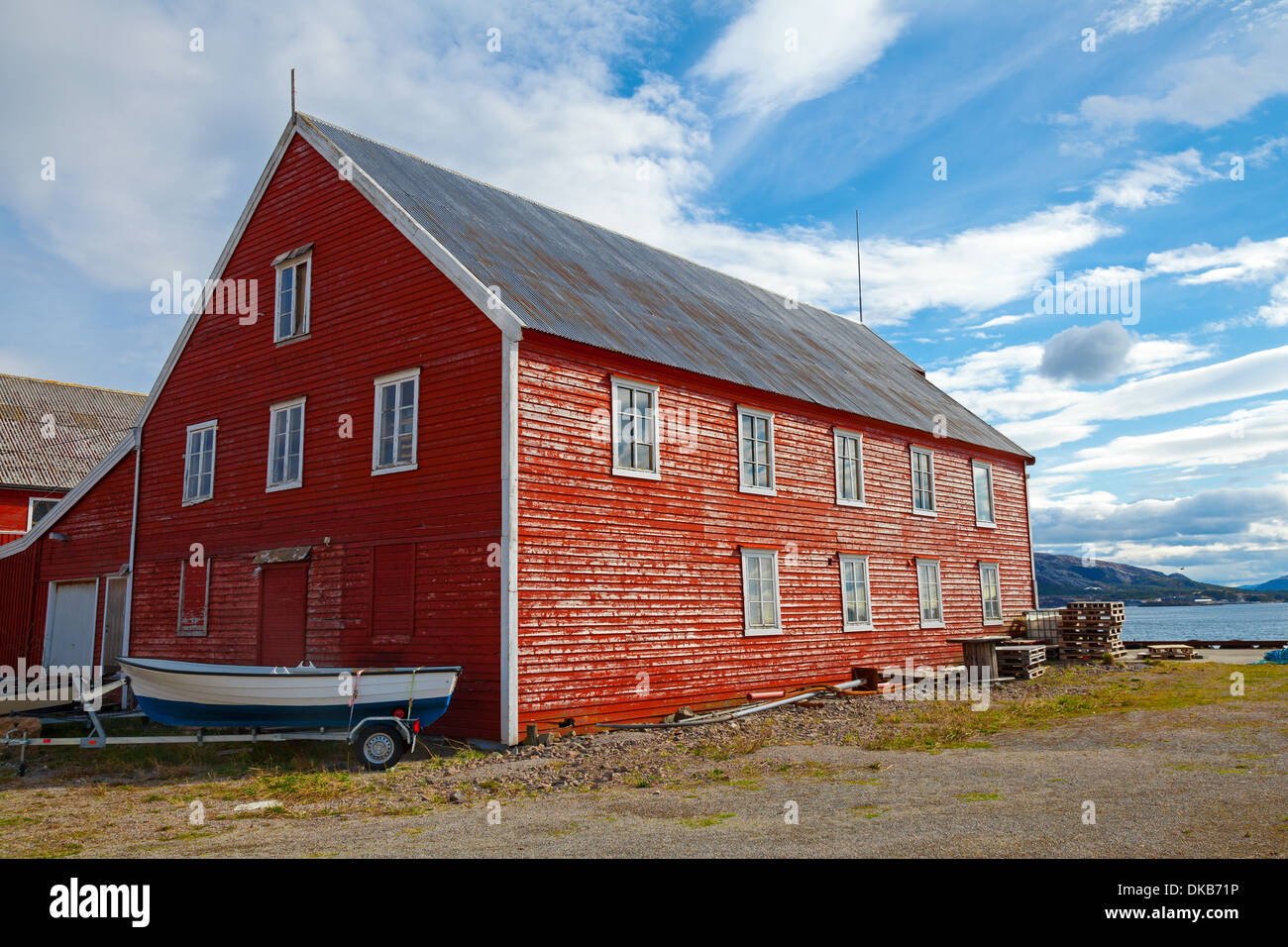 Rot aus Holz Fischerei Scheune mit kleinen Boot. Rorvik Stadt, Norwegen Stockfoto