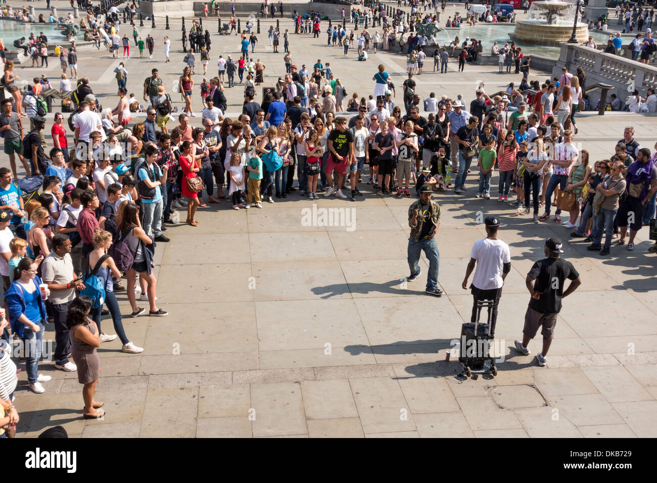 Menschen beobachten Breakdancer auf dem Trafalgar Square, London, UK Stockfoto