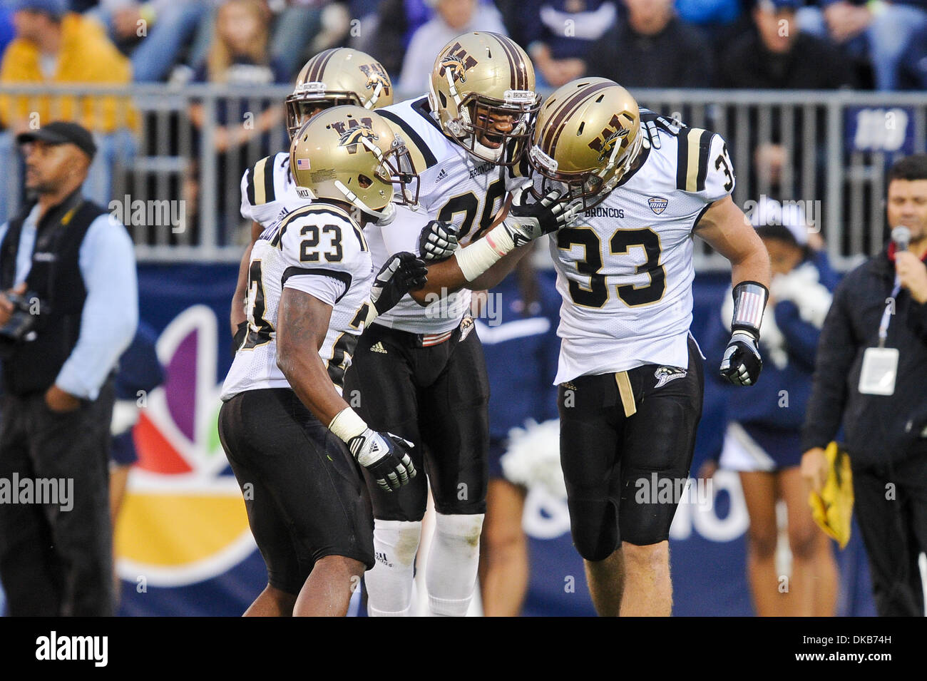 1. Oktober 2011 - East Hartford, Connecticut, USA - Western Michigan RB Aaron Winchester (23, l), SS Keith Dixon (28, C) und SS Justin Currie (33) feiern Currie des blockierten Fang.  UConn führt Westmichigan 24-17 bereits im vierten Quartal bei Rentschler Field. (Bild Kredit: Geoff Bolte/Southcreek/ZUMAPRESS.com ©) Stockfoto