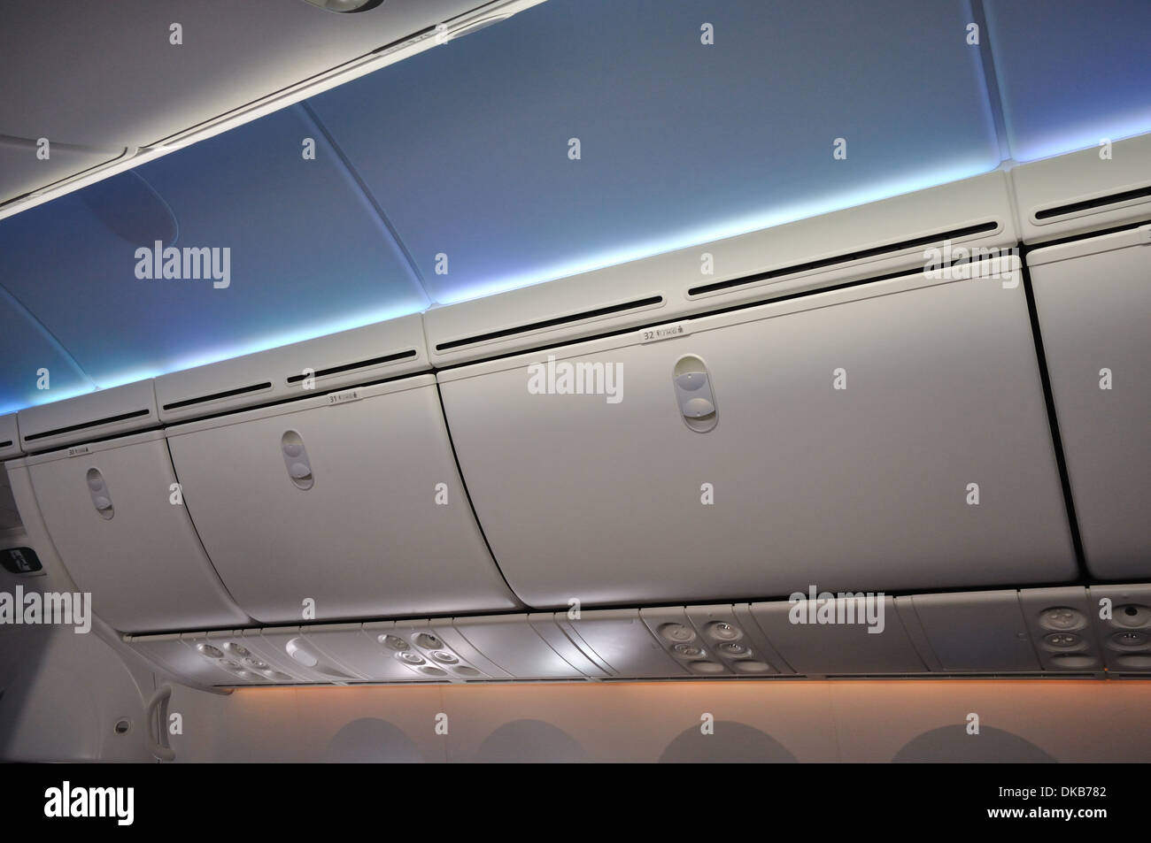 Obenliegende Schließfächer auf 787 Dreamliner Stockfoto