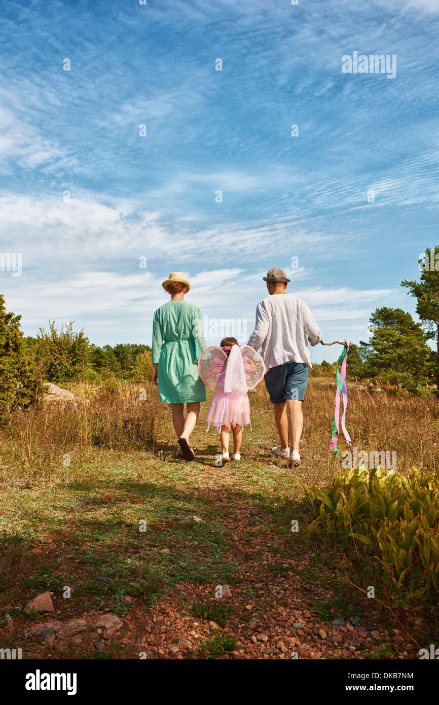 Familie zu Fuß auf dem Rasen, Rückansicht, Eggergrund, Schweden Stockfoto