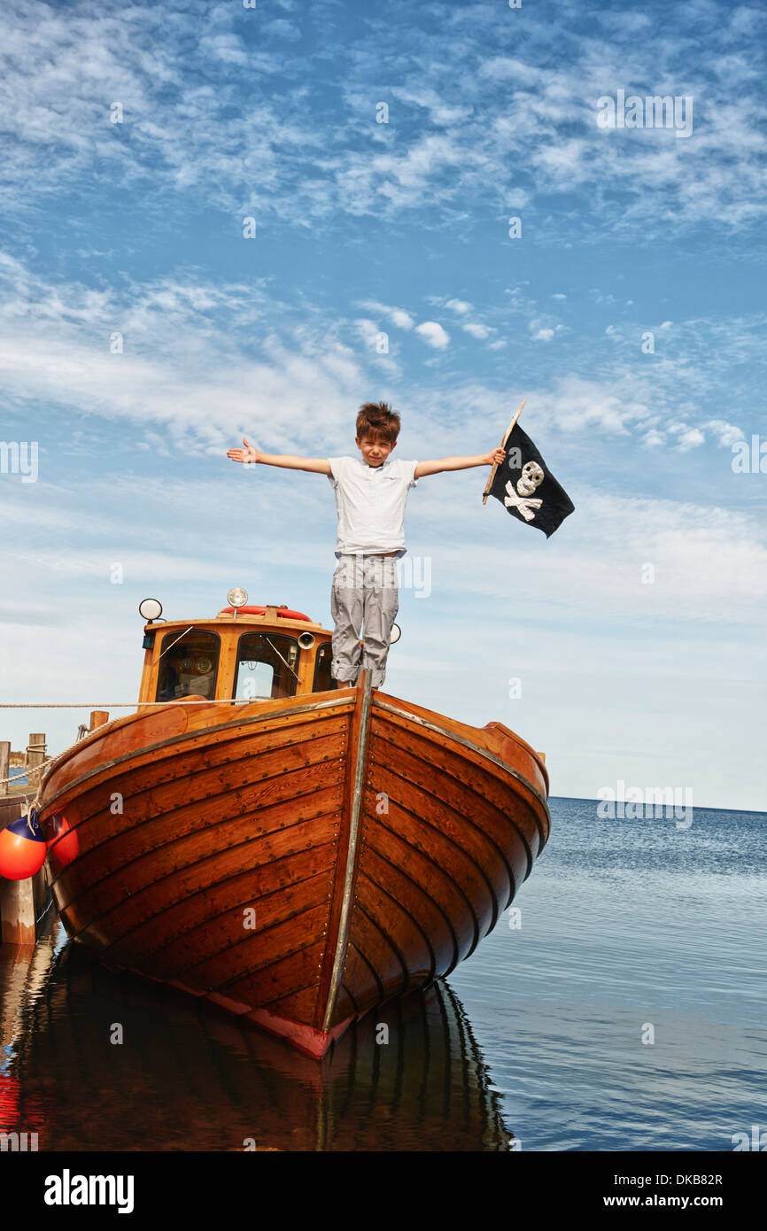 Porträt eines jungen auf Boot Pirat Flagge, Eggergrund, Schweden Stockfoto