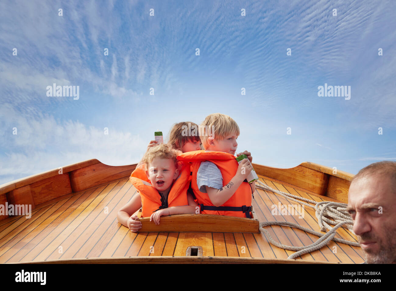 Kinder tragen von Schwimmwesten auf Boot, Eggergrund, Schweden Stockfoto