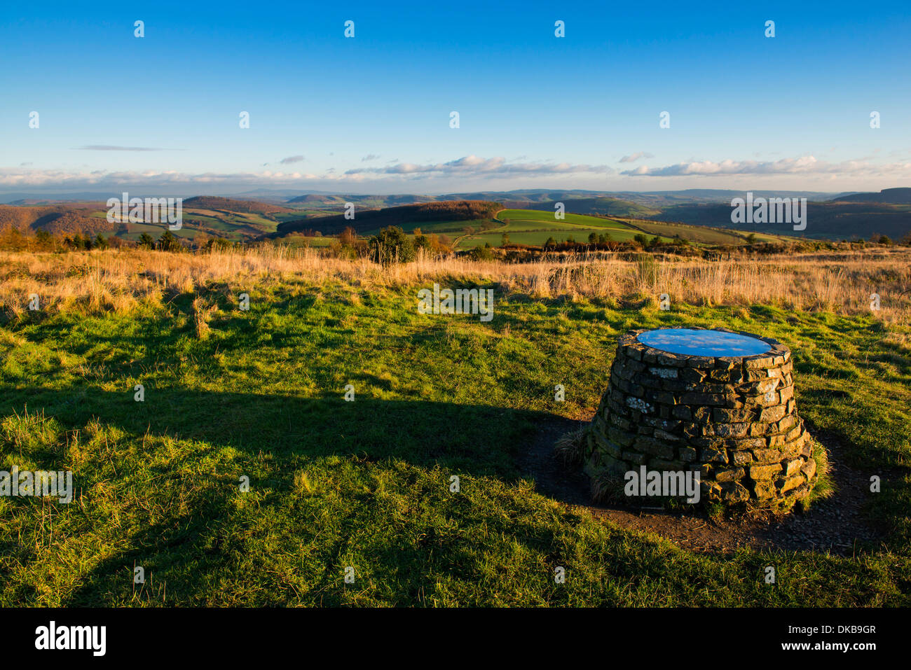 Orientierungstafel auf Gräben begraben Eisenzeit Wallburg, Shropshire, England Stockfoto