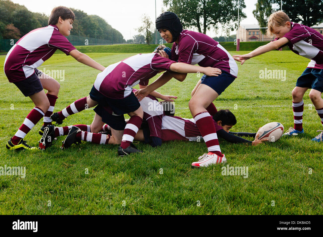 Teenager Schüler üben Rugby-team Stockfoto