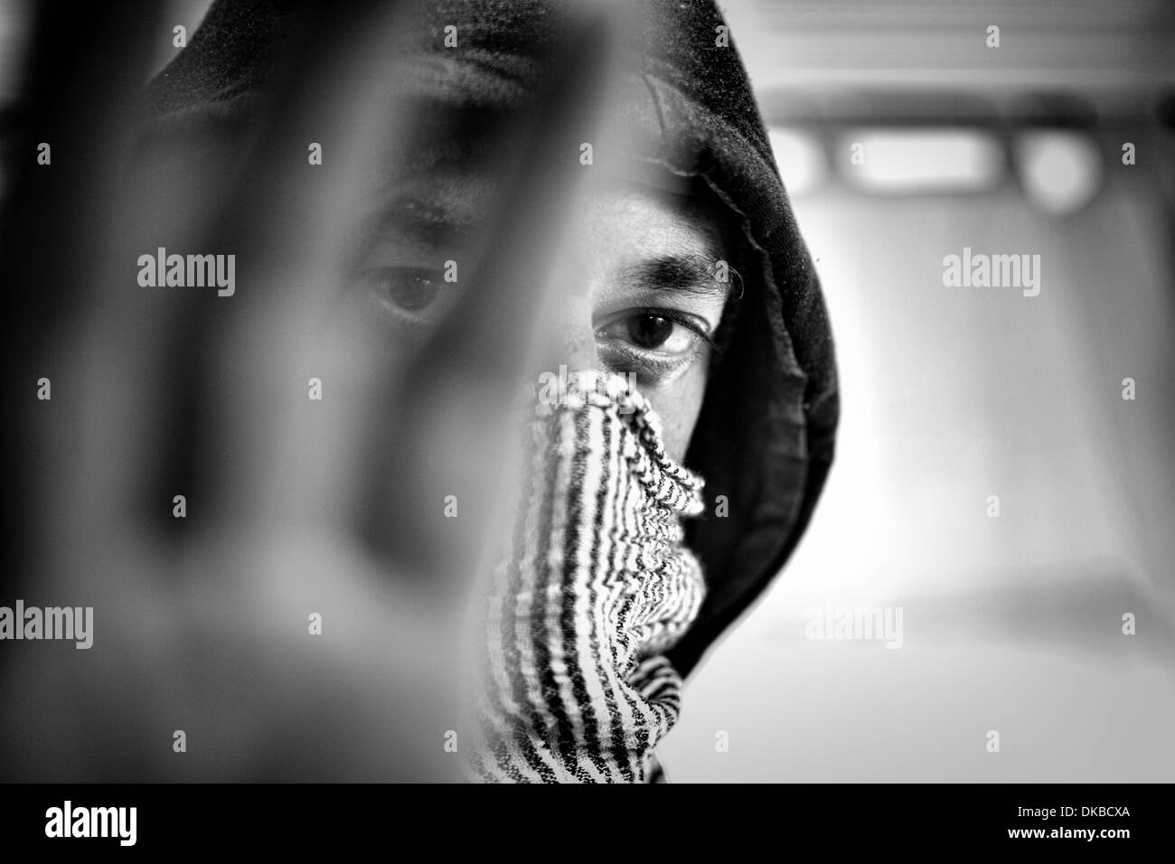 Close-up Hoodie mit Schal um sein Gesicht Stockfoto