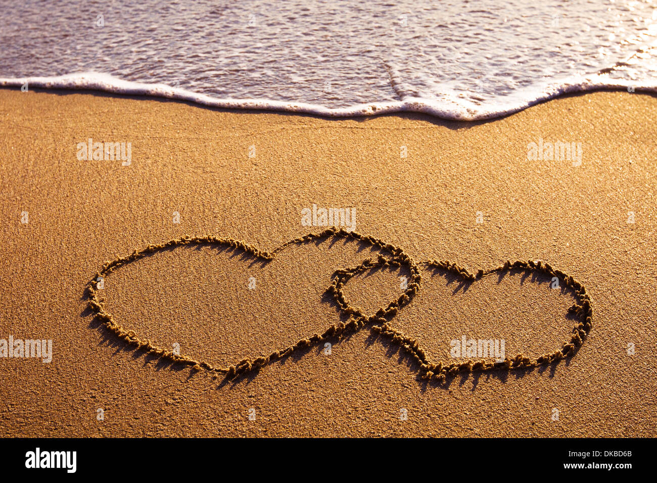 Valentinstag Karte, zwei Herzen am Strand Stockfoto