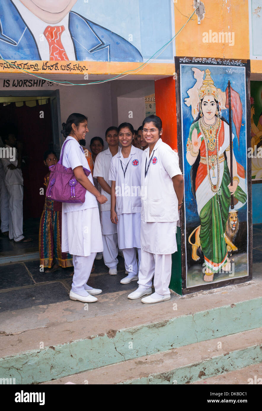 Indische Lernschwestern Sri Sathya Sai Baba mobile aufsuchende Krankenhaus Klinik. Andhra Pradesh, Indien Stockfoto