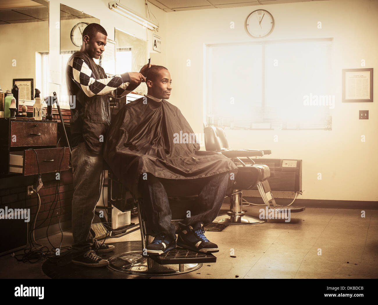 Barbier in traditionellen Barber Shop rasieren Männerkopf Stockfoto