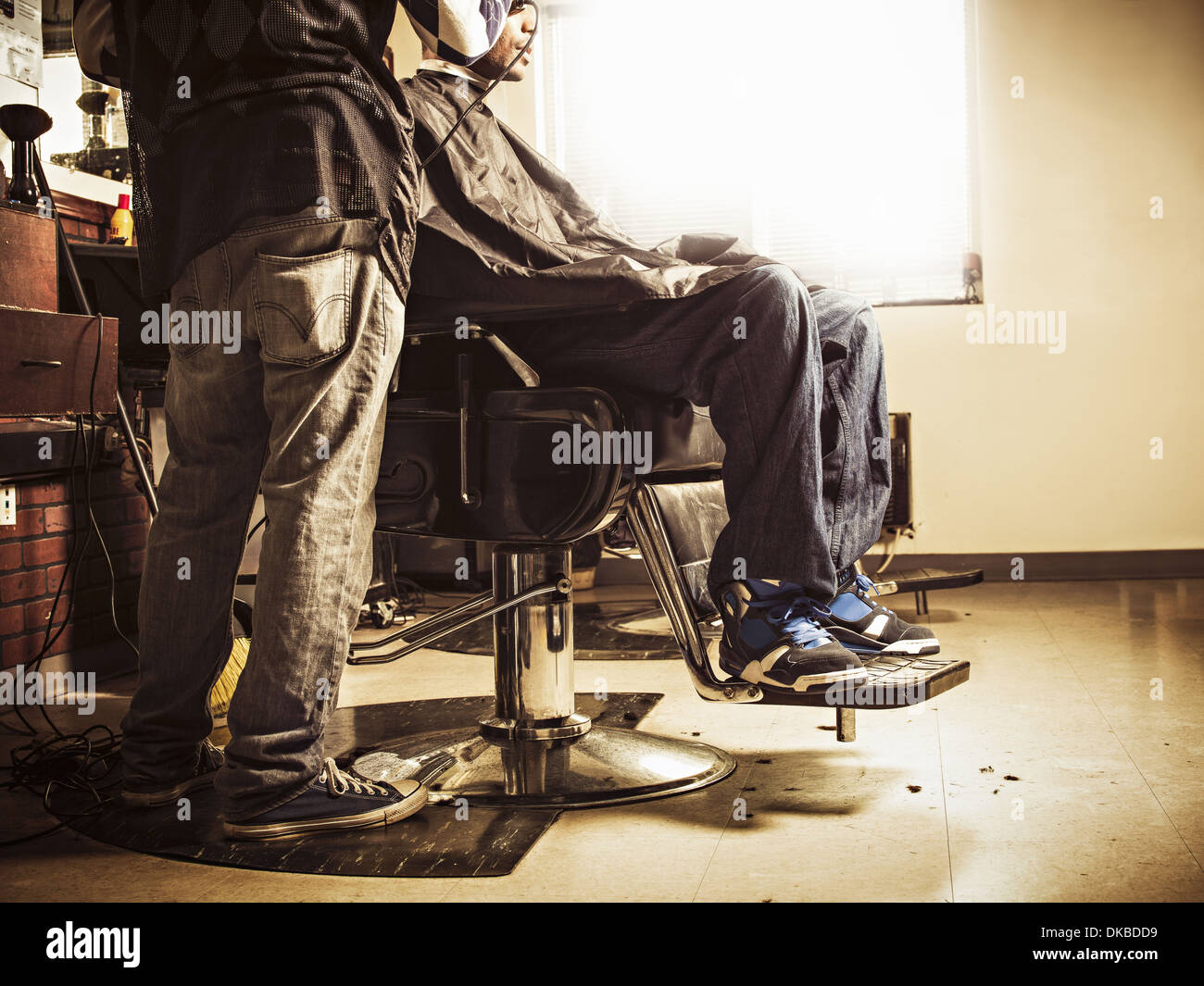 Barbier in traditionellen Barber Shop rasieren Männerkopf Stockfoto