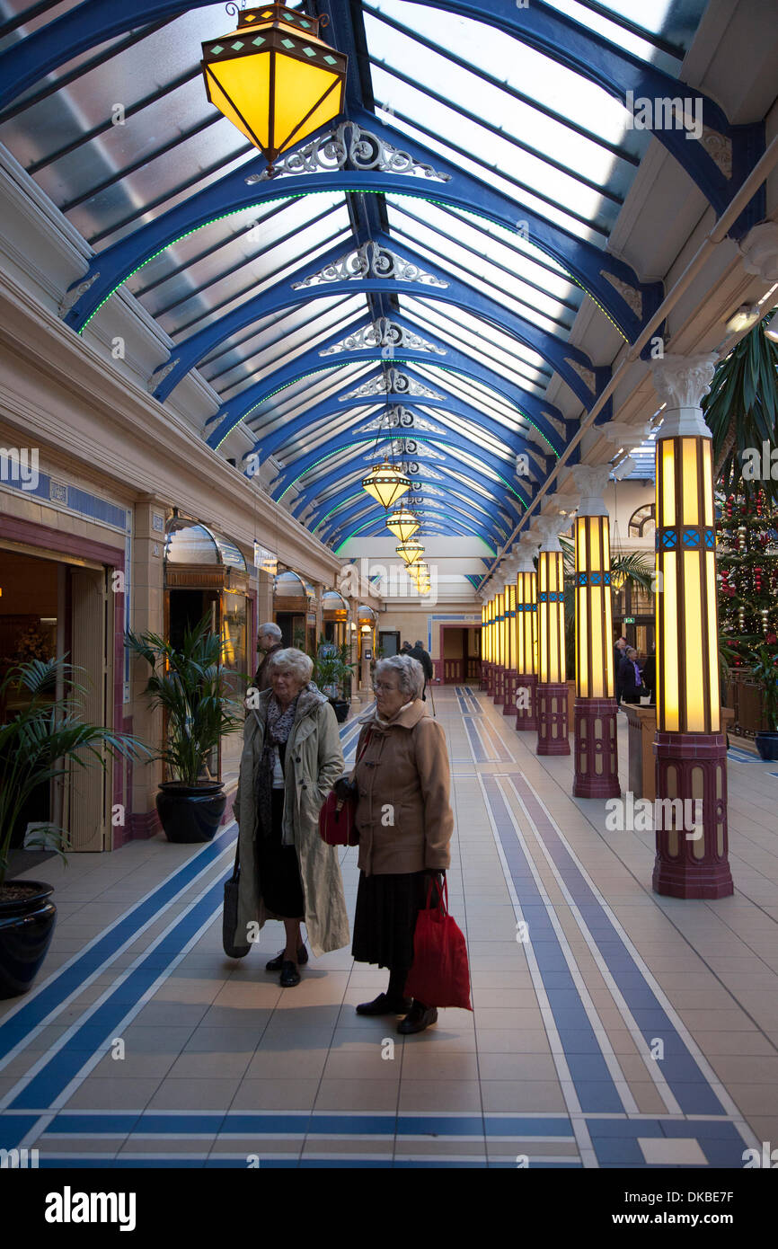 Blackpool, Lancashire, UK 4. Dezember 2013.   Besucher der Winter Gardens Blackpool Oper Theater Open Day.  Die Möglichkeit, Zugang zu allen Bereichen, kostenlos, etwas nie zuvor in den Wintergärten, 135 mit der örtlichen Gemeinde und Besucher von Blackpool zu feiern. Einer der Großbritanniens größte Theater, das Opernhaus von Wintergärten hat gesehen, dass eine Besetzung von Tausenden seiner Boards treten seit seiner im Jahr 1939 Eröffnung. Stockfoto