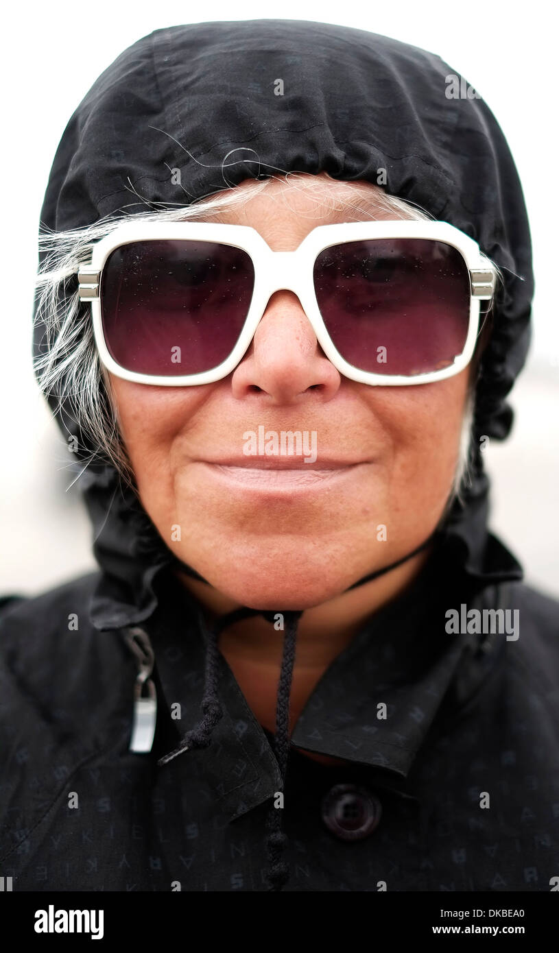 Porträt einer ukrainischen Frau, die auf der Promenade in Coney Island Stadtteil von Brooklyn, New York City ging. Stockfoto