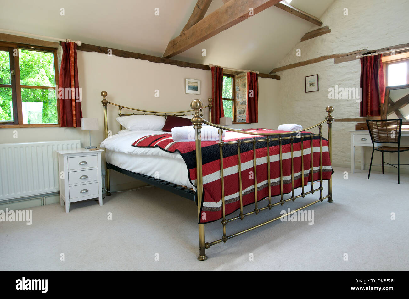 Messing-Doppelbett in B & B Schlafzimmer, England, UK Stockfoto