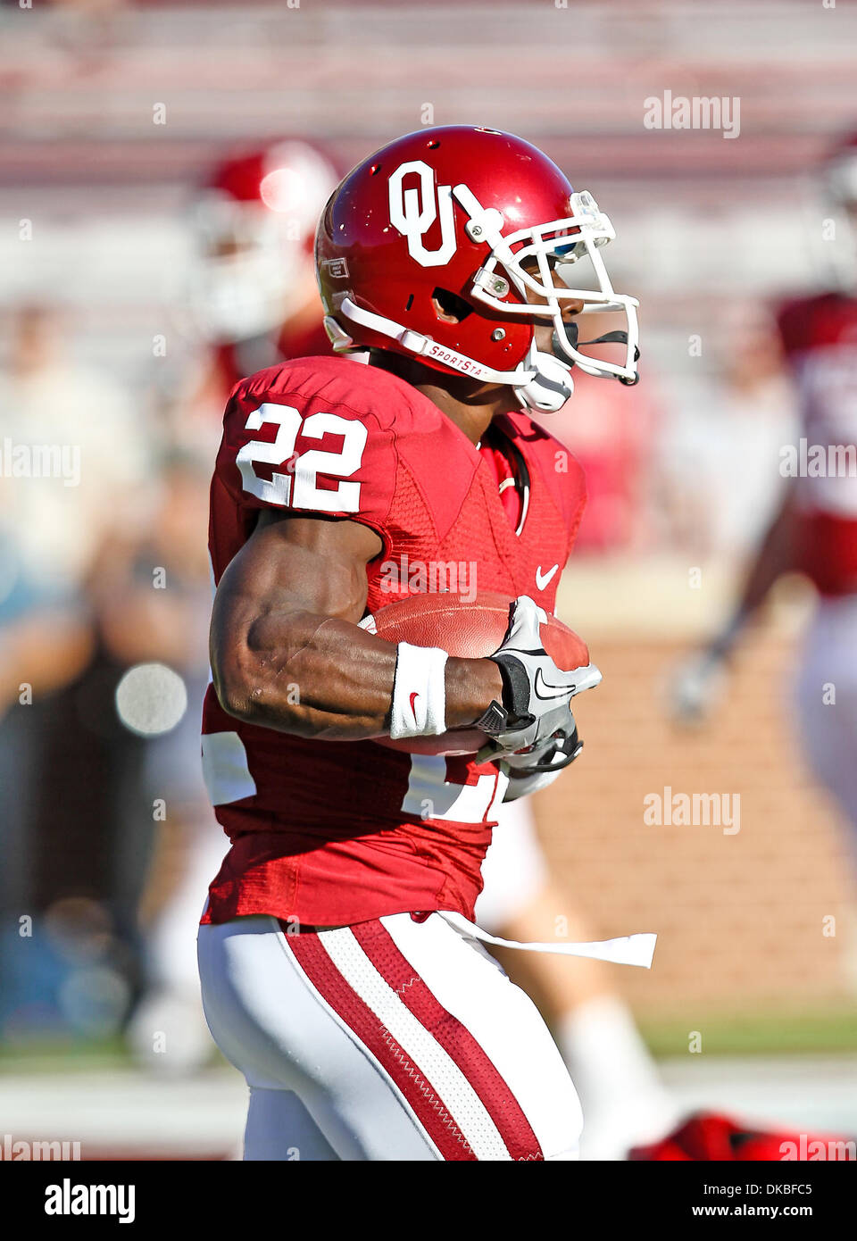 1. Oktober 2011 - Norman, Oklahoma, Vereinigte Staaten von Amerika - Oklahoma Sooners Runningback Roy Finch (22) in Aktion während des Spiels zwischen den Ball State Kardinäle und der Oklahoma Sooners im Oklahoma Memorial Stadium in Norman, Oklahoma. OU Niederlagen Ball State 62 bis 6. (Kredit-Bild: © Dan Wozniak/Southcreek/ZUMAPRESS.com) Stockfoto