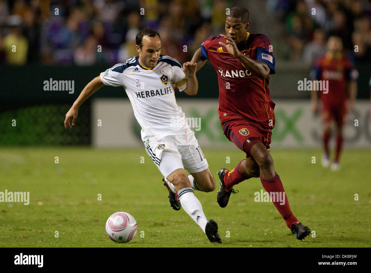 1. Oktober 2011 - Carson, Kalifornien, USA - Los Angeles Galaxy vorwärts Landon Donovan #10 und Real Salt Lake Verteidiger Chris Schuler #28 in Aktion während der Major League Soccer-Spiel zwischen Real Salt Lake City und Los Angeles Galaxy im Home Depot Center. Die Galaxie ging zu Real Salt Lake mit einem Endstand von 2: 1 besiegen. (Bild Kredit: Brandon Parry/Southcreek/ZUMAPRESS.com ©) Stockfoto