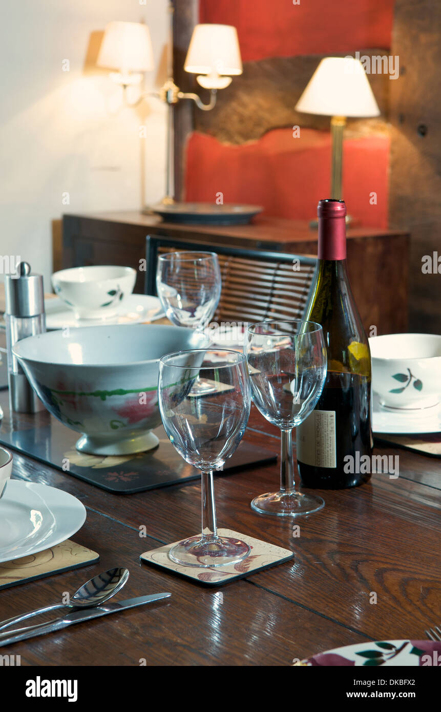 Tisch gelegt für das Abendessen, UK Stockfoto