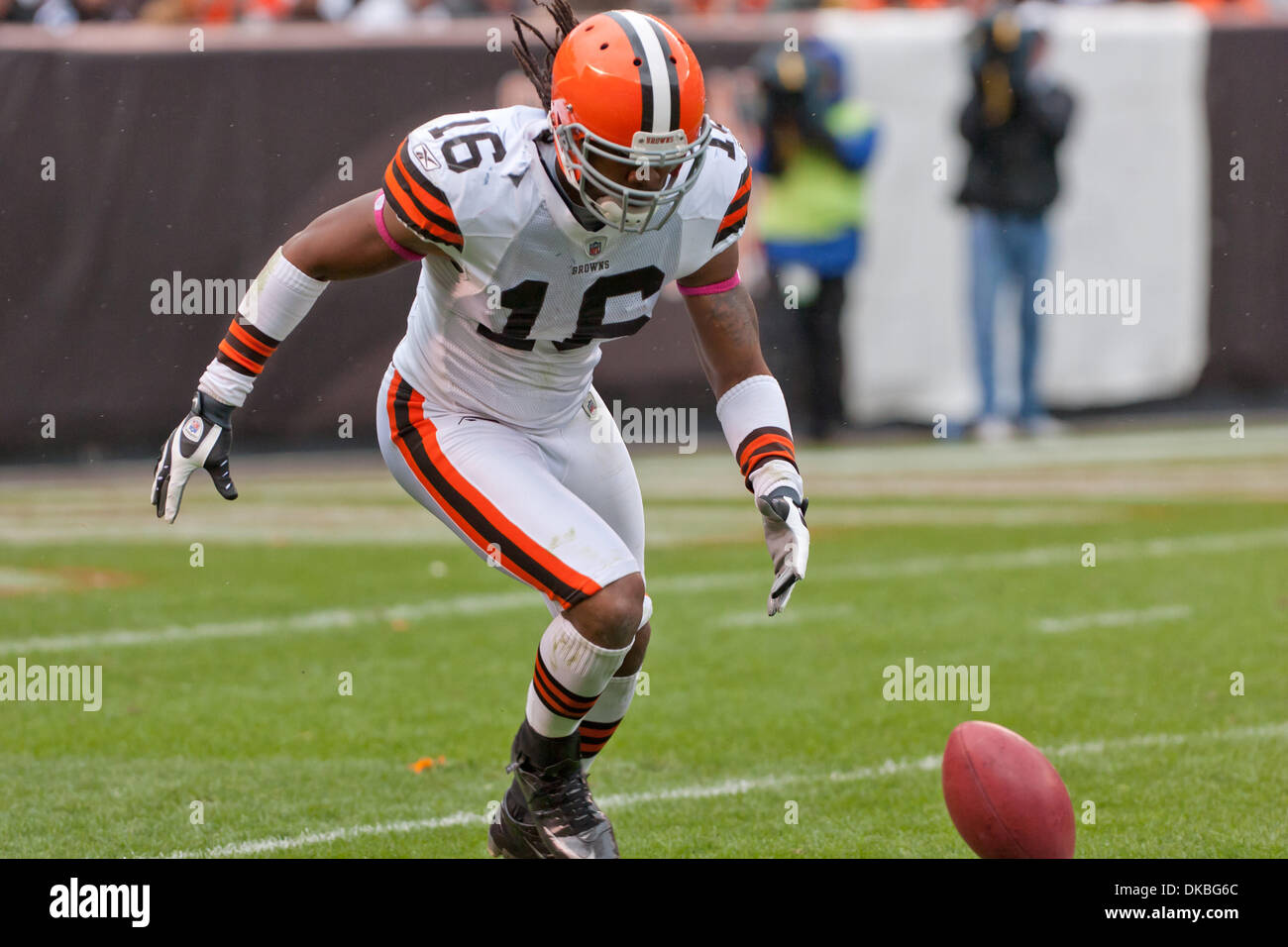 2. Oktober 2011 - Cleveland, Ohio, USA - Cleveland Browns kick Returner kehrt Joshua Cribbs (16) einen tritt in der zweiten Hälfte gegen die Tennessee Titans.  Die Tennessee Titans besiegten die Cleveland Browns 31-13 in Cleveland Browns Stadium in Cleveland, Ohio. (Kredit-Bild: © Frank Jansky/Southcreek/ZUMAPRESS.com) Stockfoto