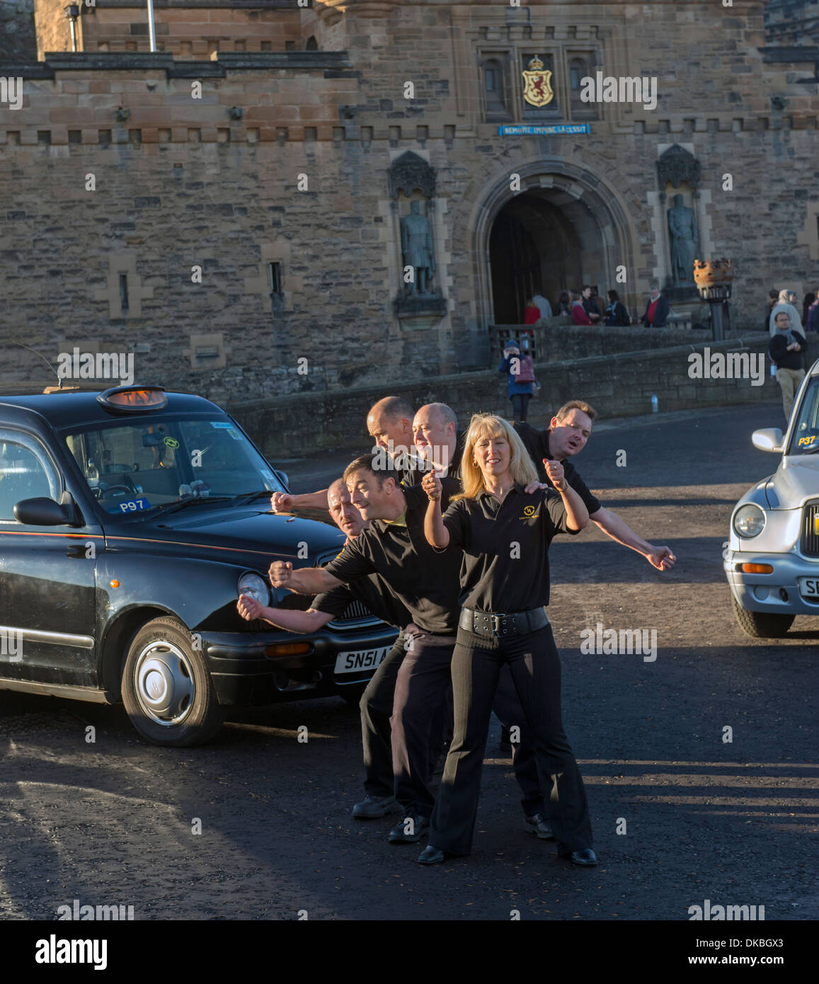 Taxifahrer von der zentrale Taxi-Unternehmen in Edinburgh, Schottland, Tanz für eine Unternehmens-tv-Werbung vor dem Schloss. Stockfoto