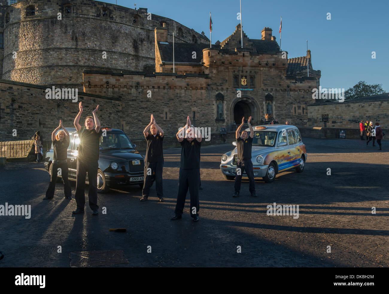 Taxifahrer von der zentrale Taxi-Unternehmen in Edinburgh, Schottland, Tanz für eine Unternehmens-tv-Werbung vor dem Schloss. Stockfoto