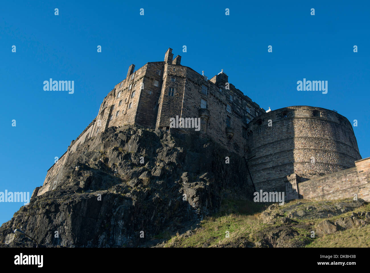 Edinburgh Castle, Edinburgh, Schottland. Gesehen vom Grassmarket Stockfoto