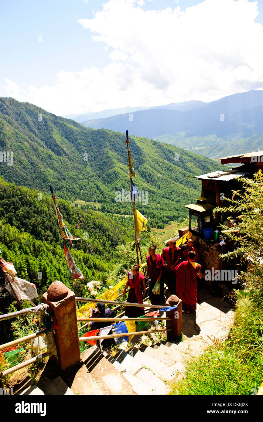 Bhutanesische Mönche Klettern auf dem Tiger's Nest, 10.180 Fuß hoch, Cliffhanger, buddhistische Pilgerfahrt, sehr heiligen heiligen Ort, paro Bhutan Stockfoto