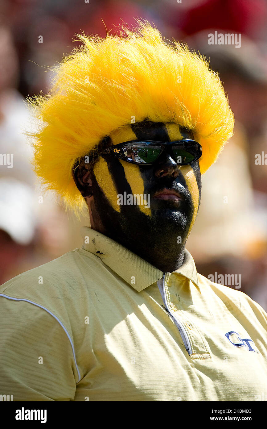 8. Oktober 2011 - Atlanta, Georgia, USA - A Georgia Tech Lüfter im Bobby Dodd Stadium in Atlanta Georgia.  Georgia Tech gewinnt 21-16 (Credit-Bild: © Marty Bingham/Southcreek/ZUMAPRESS.com) Stockfoto