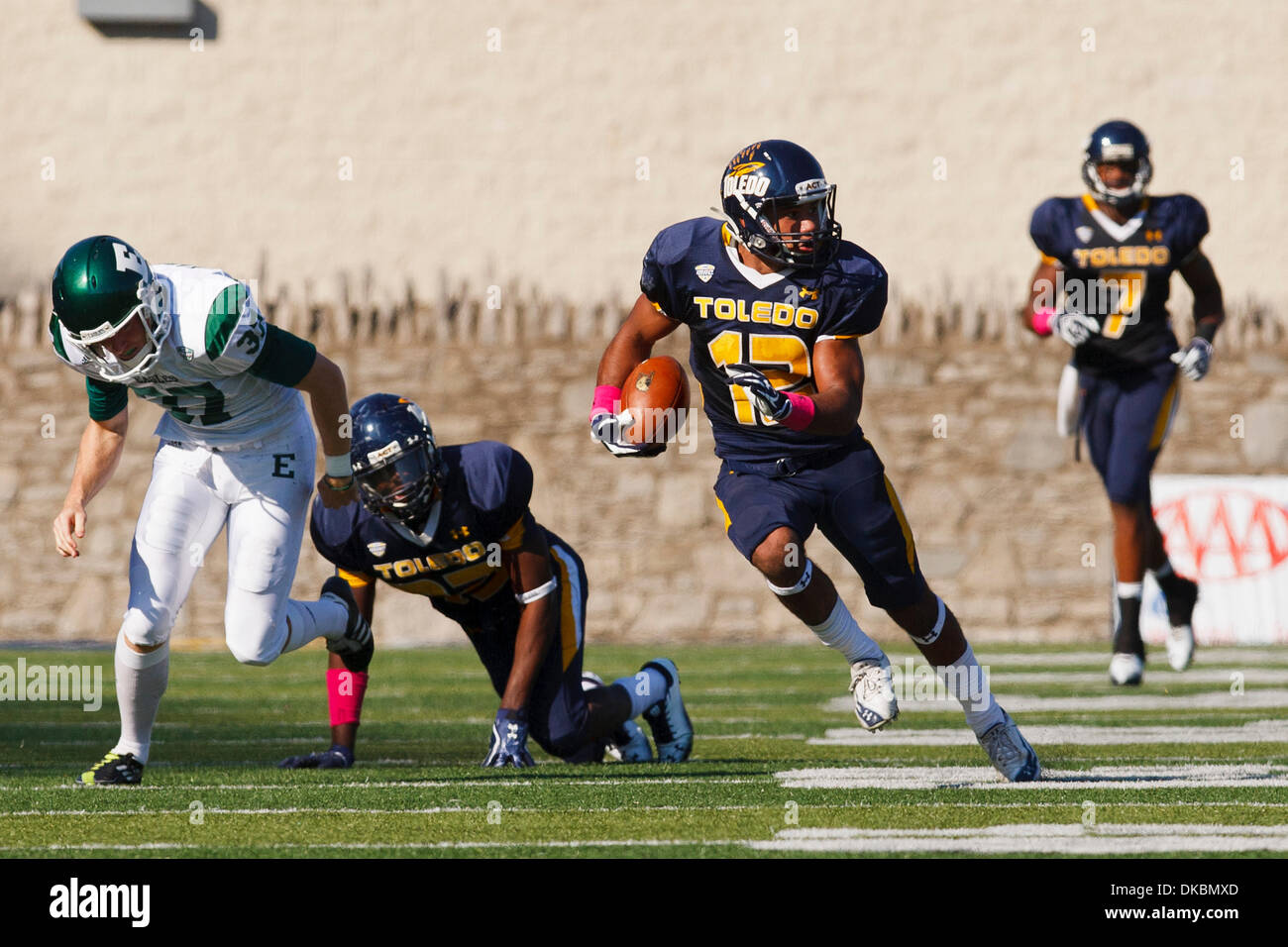 8. Oktober 2011 - Toledo, Ohio, USA - Toledo Wide Receiver sucht Eric Page (12) Verteidiger während seiner 85-Yard Punt return für einen Touchdown im zweiten Quartal Spielaktion.  Toledo Rockets besiegten die Eastern Michigan Eagles 54-16 in einem Mid-American Conference West Division Fußballspiel mit der Glaskugel in Toledo, Ohio. (Kredit-Bild: © Scott Grau/Southcreek/ZUMAPRESS.com) Stockfoto