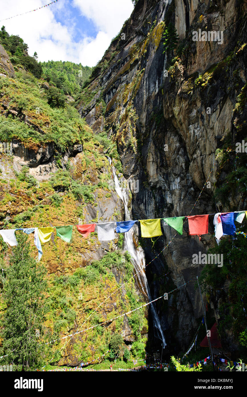 Heiliges Wasser Kaskadierung von oben, der Tiger Nest, 10.180 Fuß hoch, Cliffhanger, buddhistische Pilgerfahrt, sehr heiligen heiligen Ort, paro Bhutan Stockfoto