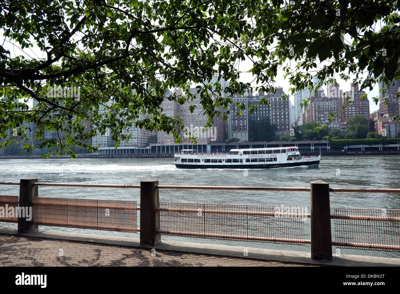 Ein Kreis-Linie-Boot bringt Touristen entlang des East River in Manhattan, New York City. Stockfoto