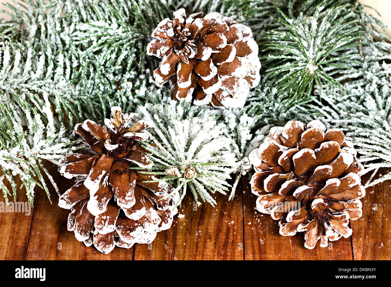 Weihnachten-Grenze mit Dekoration, Ornament auf einem hölzernen Hintergrund Stockfoto