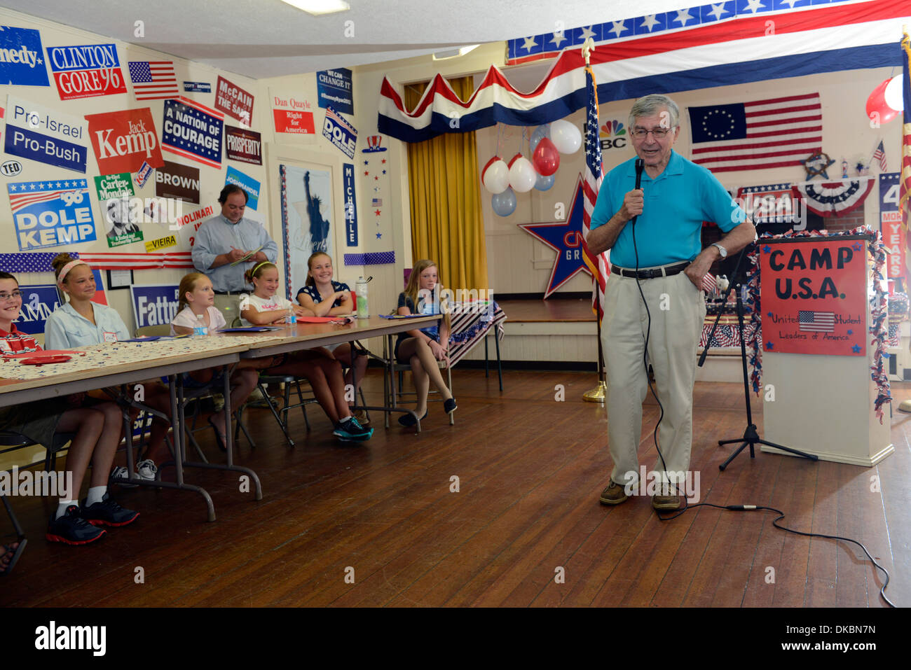 Ehemaliger Massachusetts Gouverneur und Präsidentschaftskandidat 1988 grüßt Wohnmobil am Camp USA, politischen Lager für mittlere/High School Kursteilnehmer. Stockfoto