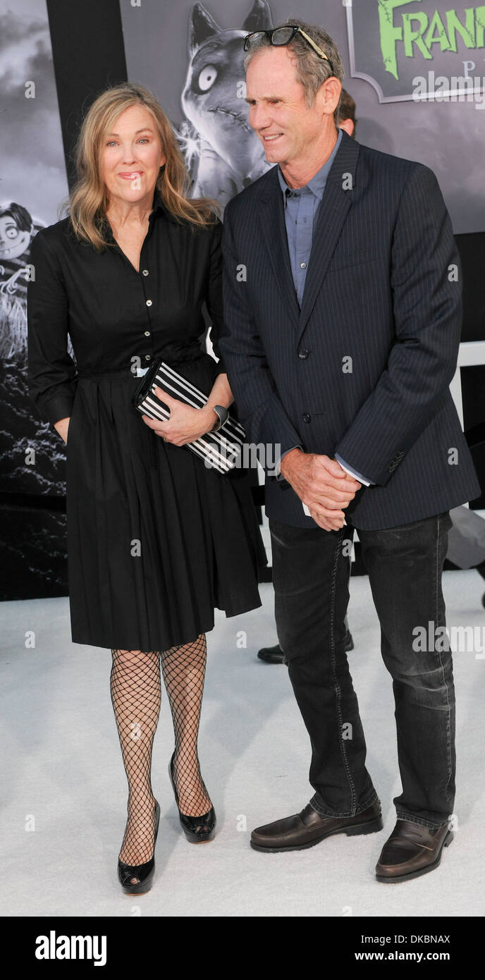 Catherine O Hara Und Ehemann Bo Welch Disneys Frankenweenie Premiere Am El Capitan Theatre Hollywood Kalifornien 24 09 12 Stockfotografie Alamy