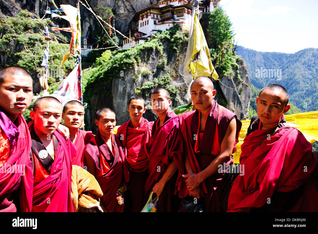 Bhutanesische Mönche Klettern auf dem Tiger's Nest, 10.180 Fuß hoch, Cliffhanger, buddhistische Pilgerfahrt, sehr heiligen heiligen Ort, paro Bhutan Stockfoto